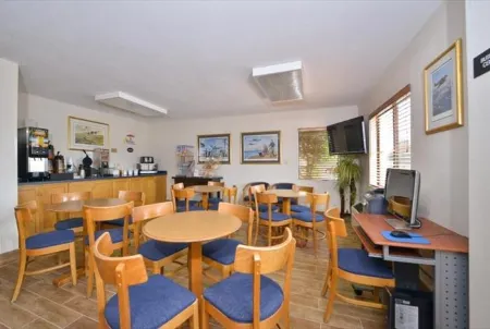 Super 8 by Wyndham Bedford Отели в г. Монета