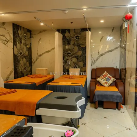 Bay Luxury Hotel & Spa - No 1 Ngo Huyen Отели рядом с достопримечательностью «Храм Нгоксон»