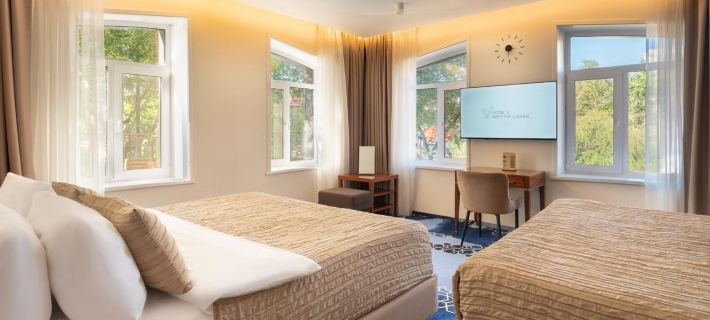 V hotel & Rooftop lounge (В отель) Отели в г. Владивосток