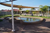Belltower Motor Inn - Pools