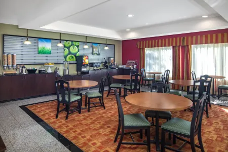 La Quinta Inn & Suites by Wyndham Atlanta-Union City