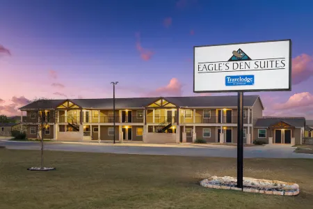 Eagle's Den Suites Cotulla a Travelodge by Wyndham Отели в г. Котулла