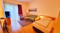 NewLivingHome Residenzhotel Hamburg - Kolam Renang