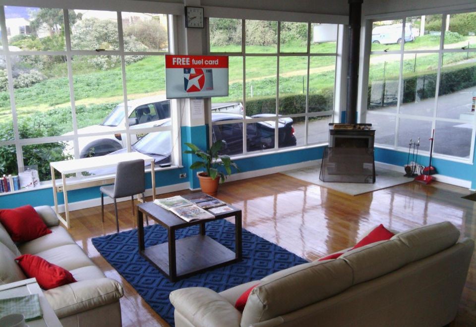 워터프런트 로지 모텔의 야외 수영장