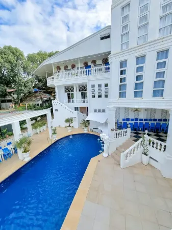 Luljetta's Garden Suites Отели рядом с достопримечательностью «Parish Of The Immaculate Heart of Mary»