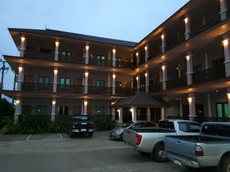 M Grand Hotel Отели рядом с достопримечательностью «Wat Samakkhi Upatham»