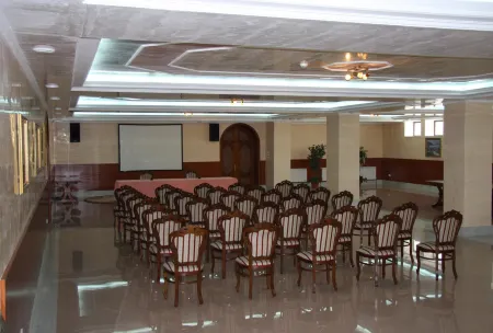 Джузеппе Отели рядом с достопримечательностью «Комитет Земельных и Имущественных Отношений»