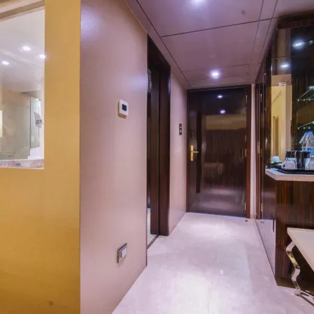 Sai Palace Grand, Malad Отели рядом с достопримечательностью «Пляж Акса»