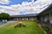 Townhouse Motel Cowra - parking