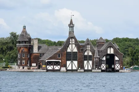 Holiday Inn Express & Suites Watertown-Thousand Islands Отели в г. Сакетс Харбор