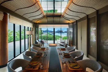 TA’AKTANA, a Luxury Collection Resort & Spa, Labuan Bajo Отели рядом с достопримечательностью «Labuan Square»