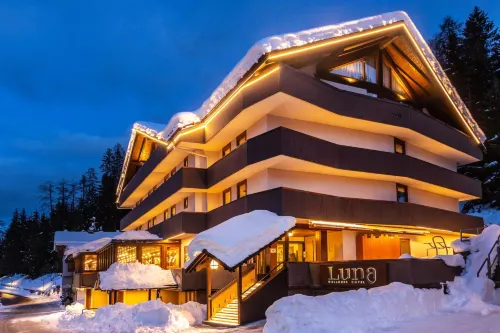Luna Wellness Hotel Hôtels à : Commezzadura