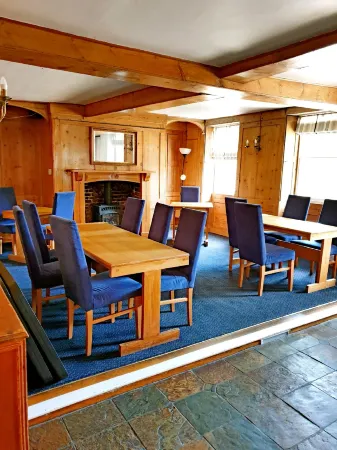 The Crown House Inn Отели рядом с достопримечательностью «Одли Энд Хаус энд Гарденс»