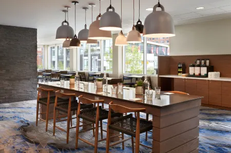 Fairfield Inn & Suites Calgary Downtown Отели рядом с достопримечательностью «Библиотека Сентрал»