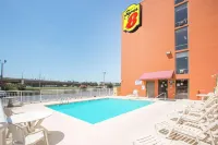 Super 8 by Wyndham Myrtle Beach/Market Common Area - piscina