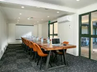 Albany Oak Motel Hotels near QBE Stadium Function Centre