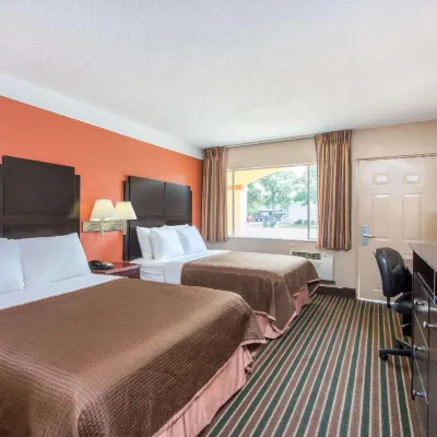 Howard Johnson by Wyndham Historic Lake Charles Hotels near Lake Charles Power Centre
