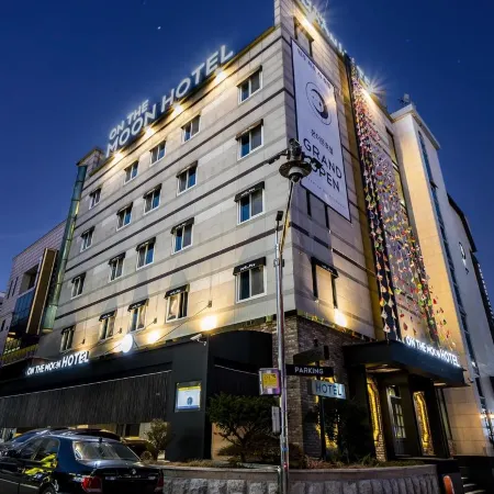 Wonju Hotel on the moon Отели рядом с достопримечательностью «Курорт Пиноккио»