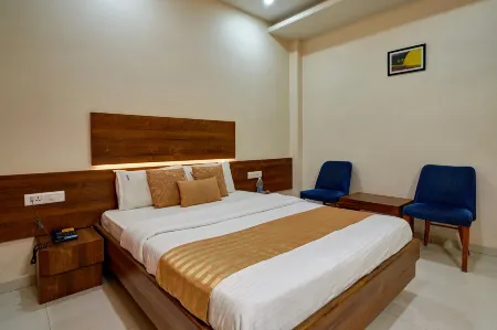 Hotel Rajpurush Отели рядом с достопримечательностью «Matang Play Ground»