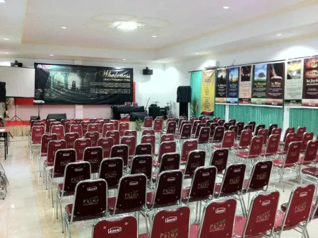 Hotel Prima Lumajang Отели рядом с достопримечательностью «Masjid Al-Itqon»