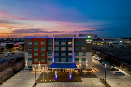 Holiday Inn Express & Suites Houston Memorial - City Centre Отели рядом с достопримечательностью «The Music Box Theater»