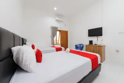 RedDoorz Syariah @ Sakura Hotel Duren Sawit Hotels near TAKANA Shop
