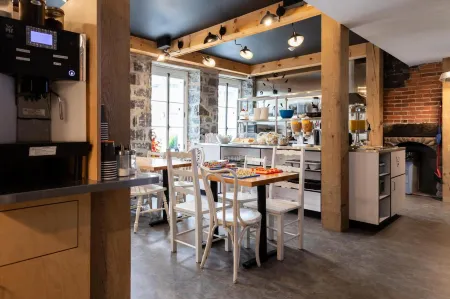 Hotel Atypiq Отели рядом с достопримечательностью «Rue Sainte-Anne»