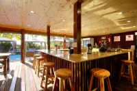Tree Top Village Urban Glamping - bar