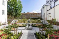 Domus Maria Отели рядом с достопримечательностью «Костёл Святых Петра и Павла»