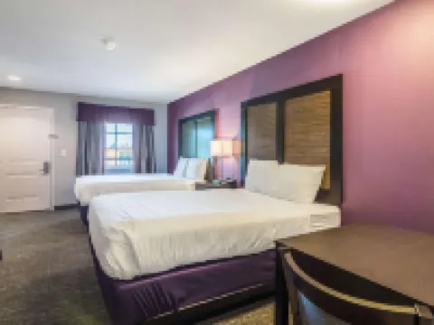 小石城北部河濱附近伊克諾套房酒店 北小石城酒店