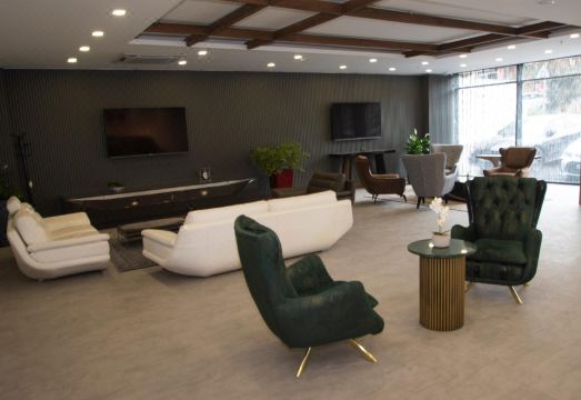 몽셰르 호텔의 넓고 깨끗한 객실 내부 이미지