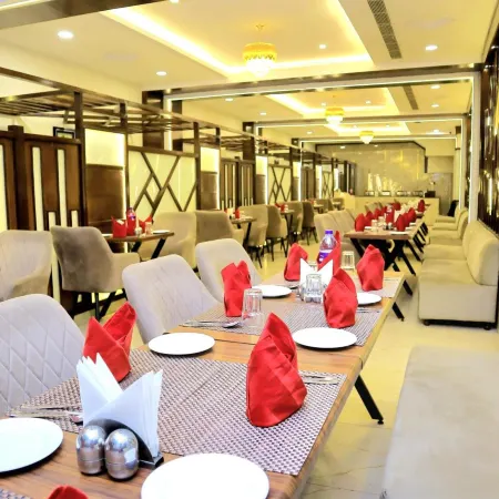 Pineberry Hotels - Near Golden Temple Отели рядом с достопримечательностью «Колледж Хальса»