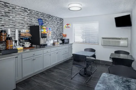 Super 8 by Wyndham Kansas City at Barry Road/Airport Отели в г. Платт Вудс