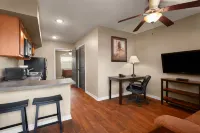 Eagle's Den Suites Cotulla a Travelodge by Wyndham
