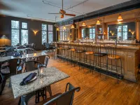 Emerald Lake Lodge - bar