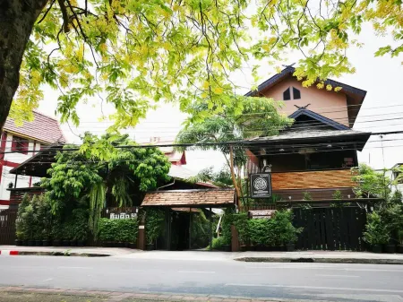 Hoh Guesthouse Отели рядом с достопримечательностью «Huaykaew Road»