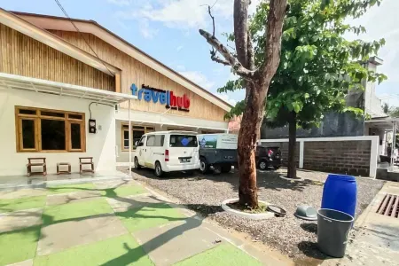 Sukawana Guest House Mitra RedDoorz Отели в г. Jatiwangi