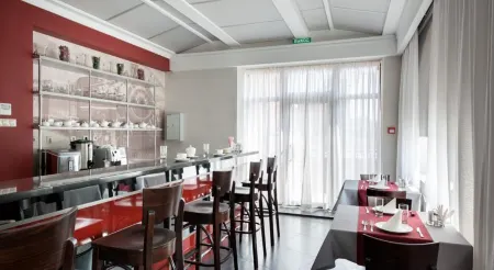 Гостиница Н Отели рядом с достопримечательностью «Собор Александра Невского»