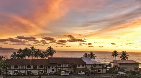 77 Sunset Plaza Отели рядом с достопримечательностью «Pelabuhan Ratu»