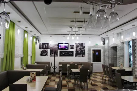 Молодёжная Отели рядом с достопримечательностью «Спящий гигант»