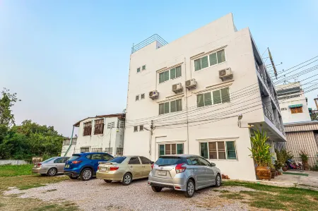 Kanyanat Boutique Hotel Отели рядом с достопримечательностью «Luang Phor Kasem Kemagoh Meditation Center»