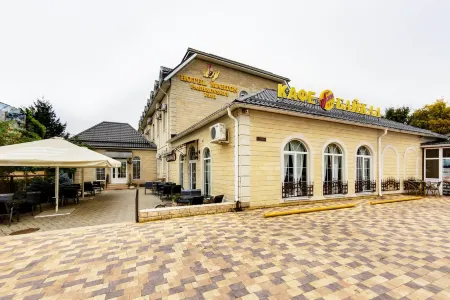 Мартон Пашковский Отели рядом с достопримечательностью «45 параллель»