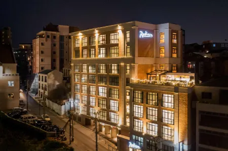 Radisson Serviced Apartments Antananarivo City Centre Отели рядом с достопримечательностью «Ботанический и зоологический сад «Цимбазаза»»