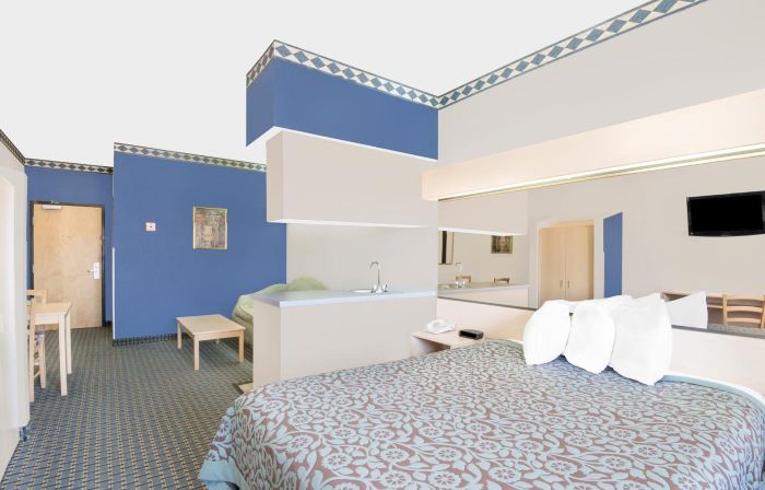 Days Inn & Suites by Wyndham Hutchinson