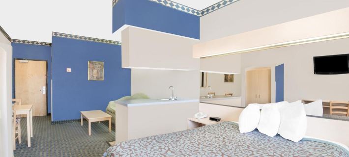 Days Inn & Suites by Wyndham Hutchinson Hotels in Reno County