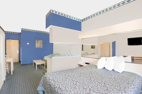 Days Inn & Suites by Wyndham Hutchinson