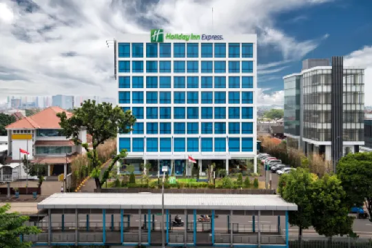 Holiday Inn Express Jakarta Matraman, an IHG Hotel Hotel dekat Menara Air Stasiun Manggarai