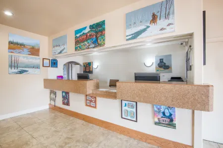 Days Inn by Wyndham Gallup Отели рядом с достопримечательностью «Navajo Code Talkers Museum»
