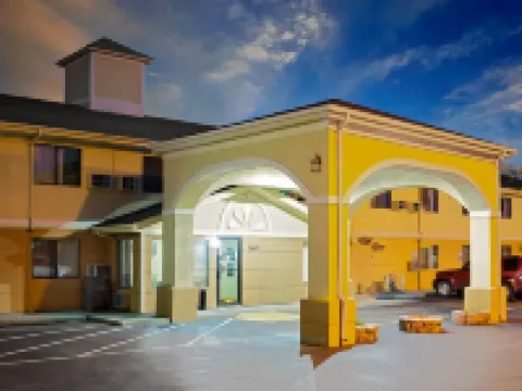 Super 8 by Wyndham Muncie/Ball St. College Area Hotels in Muncie