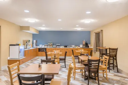 AmericInn by Wyndham Prairie du Chien Отели в г. Бриджпорт